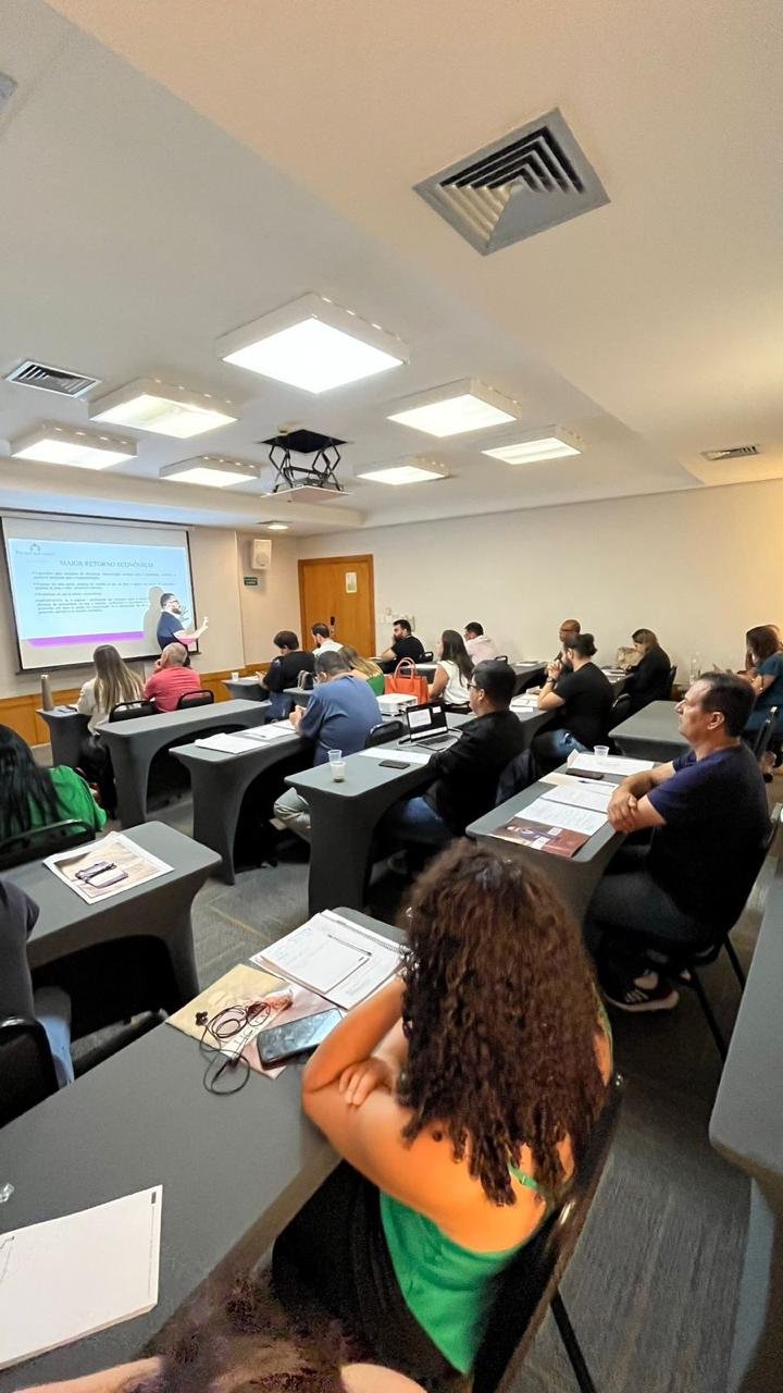 Aula com slide projetado — formação in company