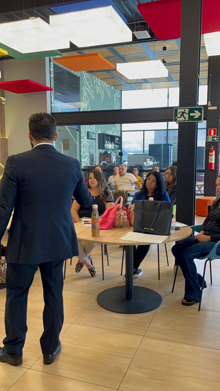 Servidores municipais atentos durante explicação técnica